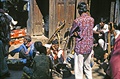 Káthmándú 1996 - na ulici se nejen prodává, ale i spoleensky ije
