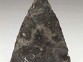 Pstní klín, pazourek (11 x 8,2 x 2,5 cm), 75 000 let, Le Moustier, Francie.