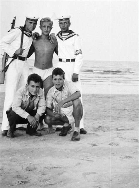 Autor s námořníky, kteří patrolovali na pláži Mamaia, 1956