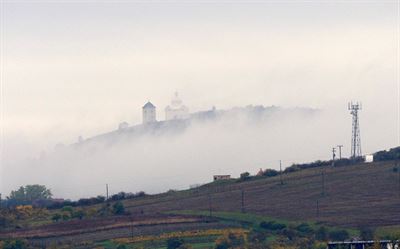 Vyhldka na Svat kopeek nad Mikulovem od rybnku Nesyt.