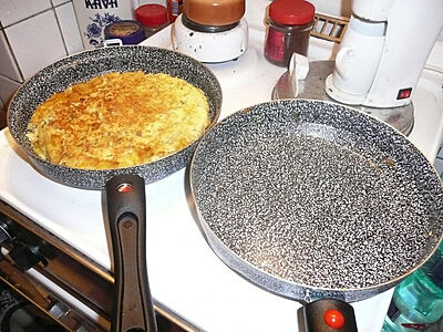 Pokud je opečená jedna strana omelety, lehce se překlopí do druhé pánve Pokud je opečená jedna strana omelety, lehce se překlopí do druhé pánve