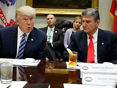 Trump a Manchin