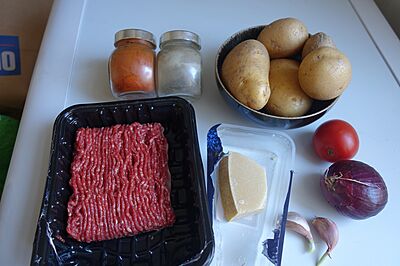 Suroviny na peen brambory s mletm masem