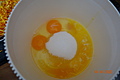 Začínáme tvořit těsto - vejce, pomerančová šťáva, cukr, sůl, nastrouhaná pom....