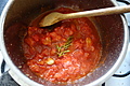 Přidáme rajčata a povaříme. Těstoviny po římsku.