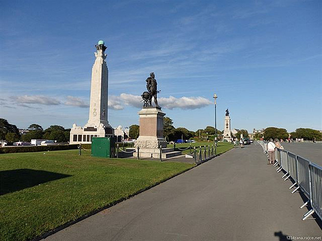 Plymouth - pomníky na návrí Hoe, v popedí Drake