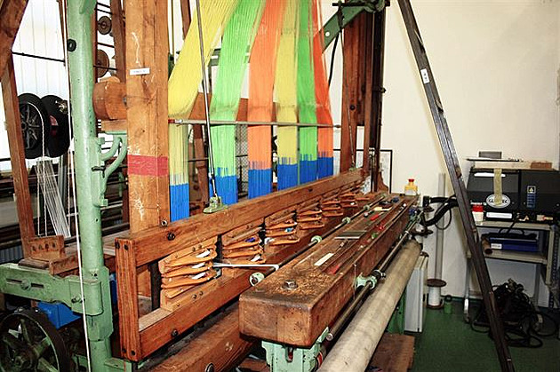 Pletárna - staro�itný tkalcovský stroj, umí tkát i stuhy a dutiny