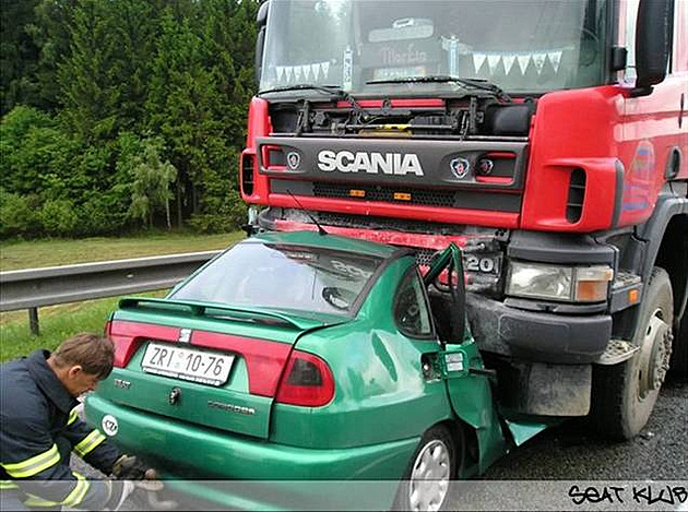 SEAT Cordoba vs. SCANIA 01
