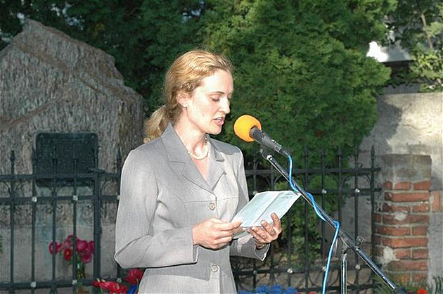 Loany - Sandra Maínová pi tení dopisu  foto2.jpg
