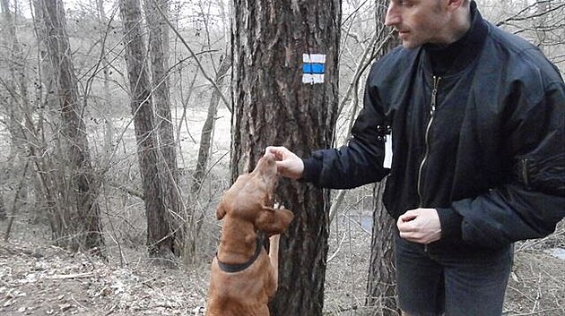 8 Bubi a Rumíek se uí hledat turistické znaky jako kdysi Eátor