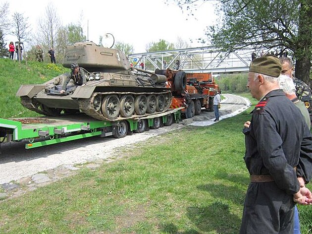 4 Píprava vojenské techniky (tank T-34) pro historickou ukázku boj