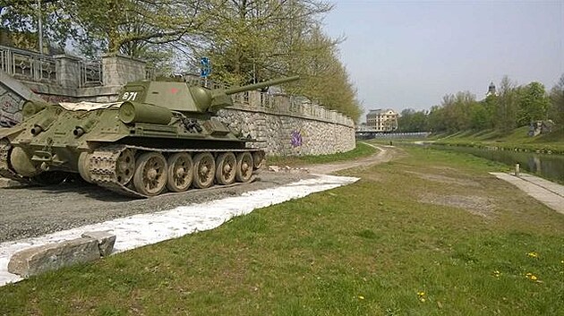7 Jeden z pti tank T-34 pipravených pro historickou ukázku boj (v pozadí...