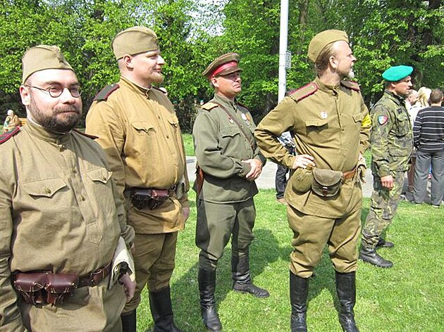 8 Úastníci oslav v  historických uniformách.jpg