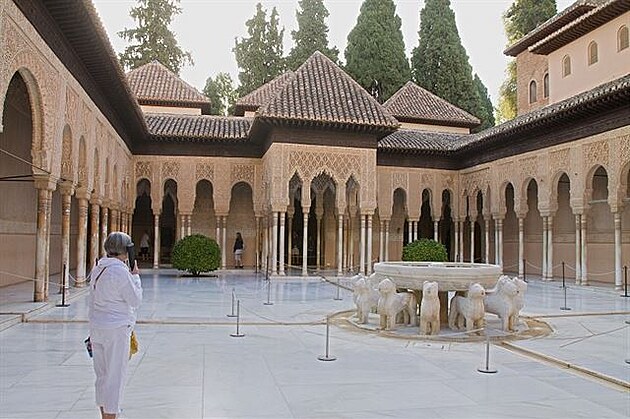 4 Patio de les Leones v Alhambe