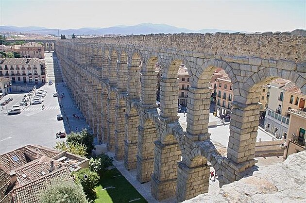 Segovia - akvaduktu se zachoval skoro kilometr