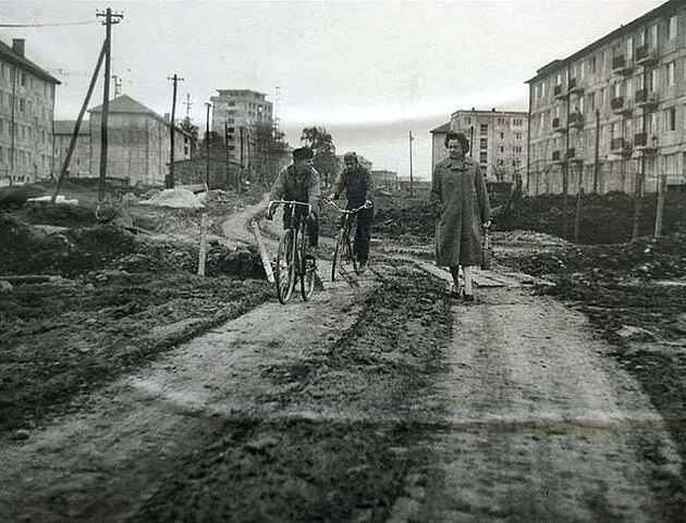 9 Blátivé cesty na sídliti v Havíov,  konec 50. let. Typický obraz pro...