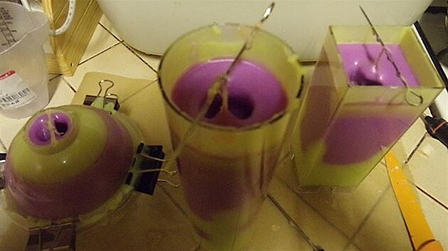 5 Výroba svíek - správn propadlá svíka: prohlubn se zalijí rozputným...