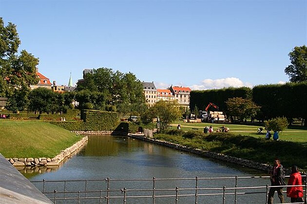 40 Rosenborg - výhled na vodní píkop okolo zámku