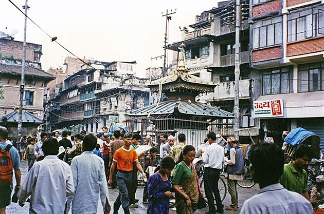 Káthmándú - ulice ve tvrti Thamel kolem hotelu