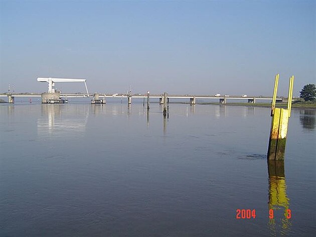 Vpravo lutý deflín, ped námi most na Breydonské jezero