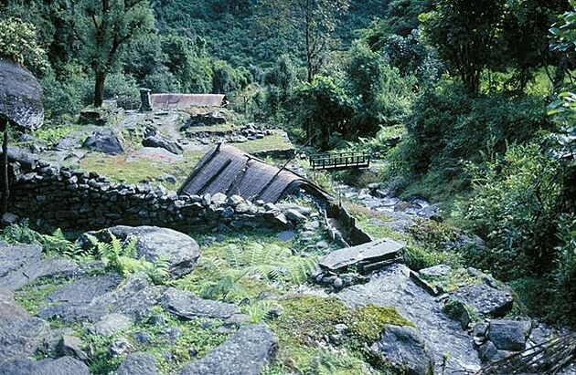 Cesta vede Cchomrongem do hlubokého údolí - mostky jsou z jednoho kusu