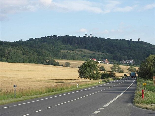 1 Pední cvilínský kopec s barokním kostem a rozhlednou, pohled od erveného...