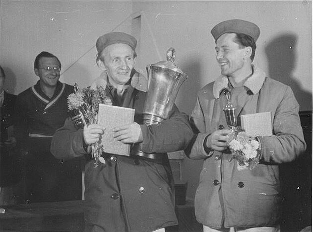 Sedlák a procházka v r. 1951 s trofejí ze závodu