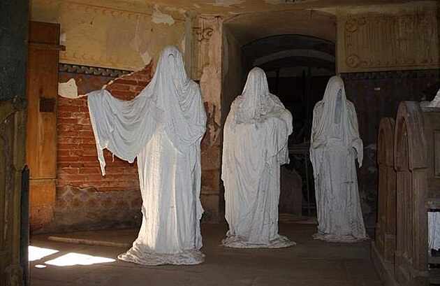 Instalace soch v kostele sv. Jií v Lukové