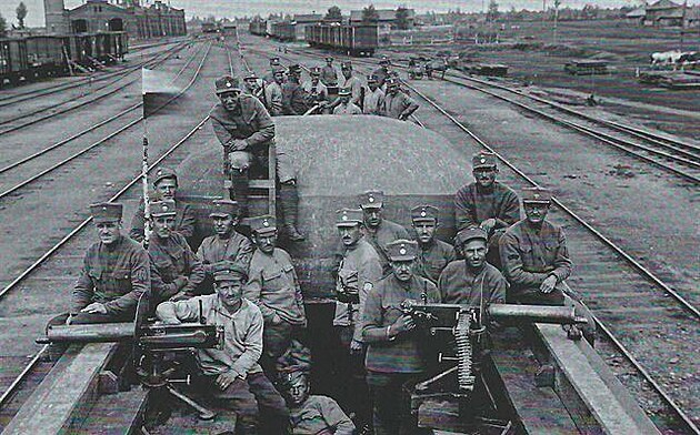 25 eskosloventí legionái na obrnném vlaku.