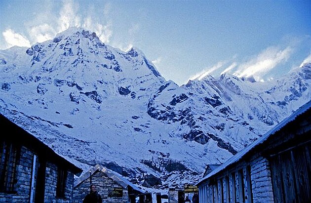 Annapurna 3, 7555 m je vlevo, z ABC