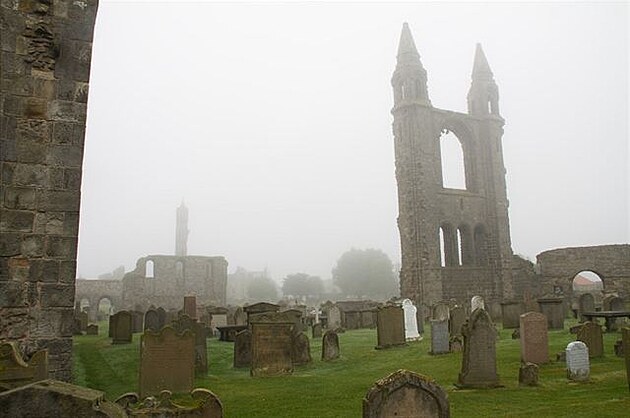 47 - St. Andrews - v mlze jsou i ruiny opatství a katedrály