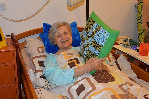 Pedávání patchworkových polták v domov pro seniory Pohoda ve Chválkovicích