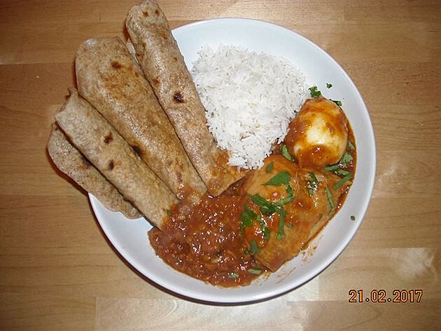 Recept na africké kuecí curry doro wat. Hotové na talíi.