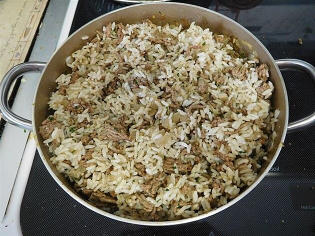 2 Kvtákový nákyp s mletým hovzím a rýí: Poduené mleté maso s rýí
