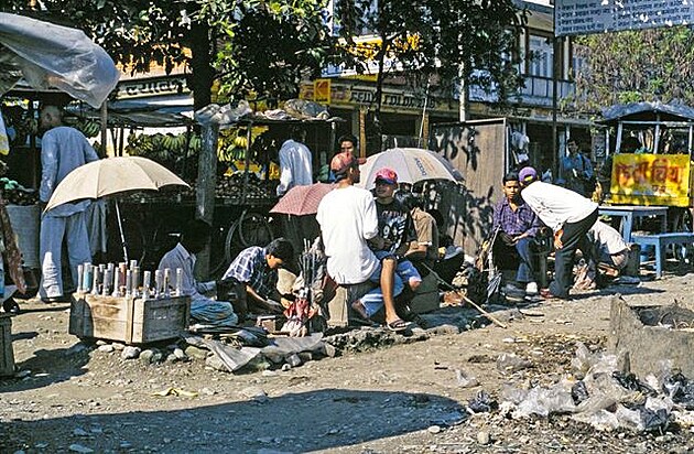 Pokhara 1996: Pouliní stánky, kde dostanete koupit skuten ve