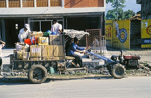 Pokhara 1996: Walking Tractor - kráející traktor se pohybuje opravdu rychlostí...