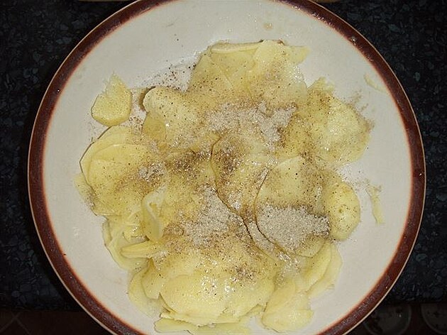 Bramborové recepty: Na plátky nastrouhané brambory ochutím.