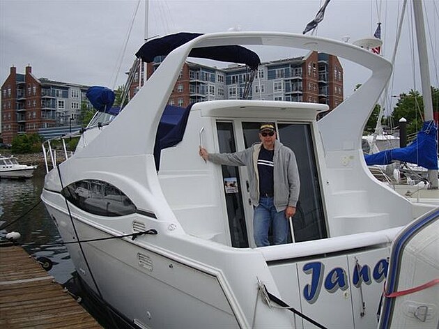 Igor na palub svého motorového lunu JANA v marin v Bostonu.