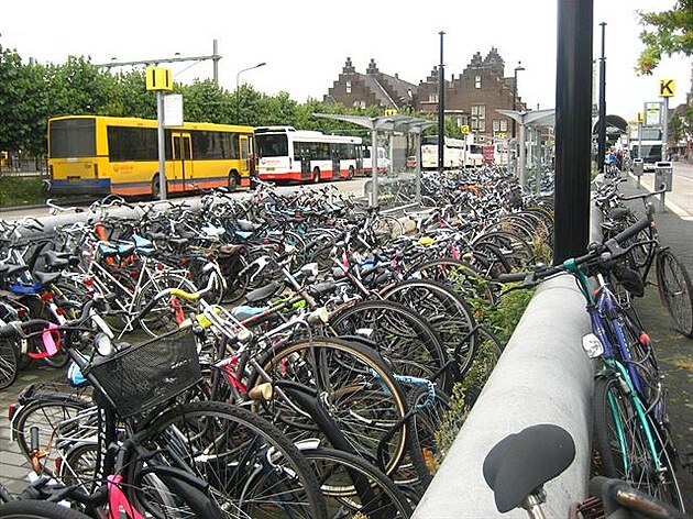 Maastricht - kola zaparkovaná u zastávek ped nádraím