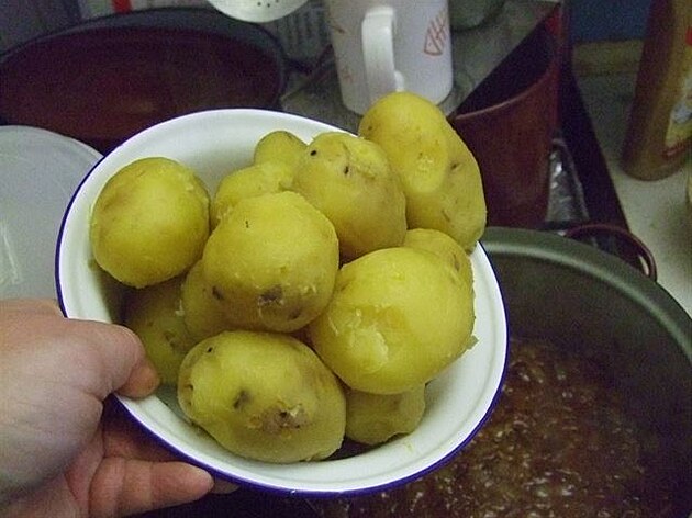 Recept na Granátnický pochod. Uvaené brambory oloupeme.