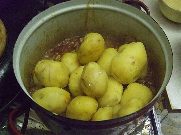 Recept na Granátnický pochod. Uvaené brambory oloupeme a pidáme na zpnnou...
