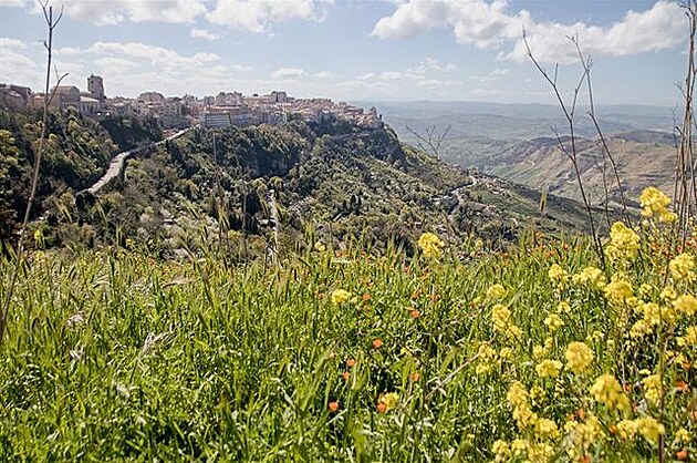 Cesta na Sicílii. Výhled z Rocca Di Cerere na Ennu.
