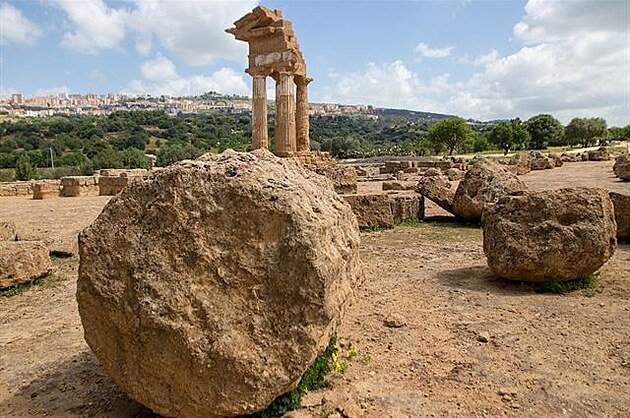 Cesta na Sicílii. Agrigento - chrám Dioskúr Kastóra a Polydeuka (Tempio dei...