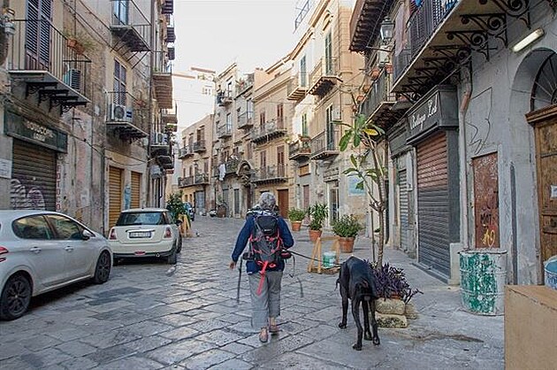 Cesta na Sicílii. Palermo - ulice jet spí