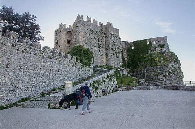 Cesta na Sicílii. Erice - Castello di Venere na vrcholku posvátné hory Eryx...