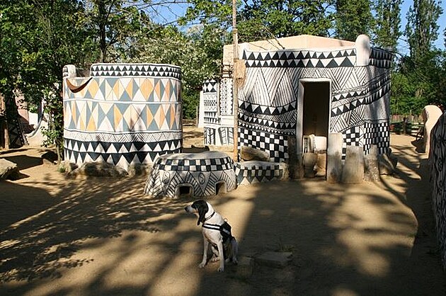 Msteko Thébélé (jeho originál se nachází v Burkin Faso). Zoo Dvr Králové.