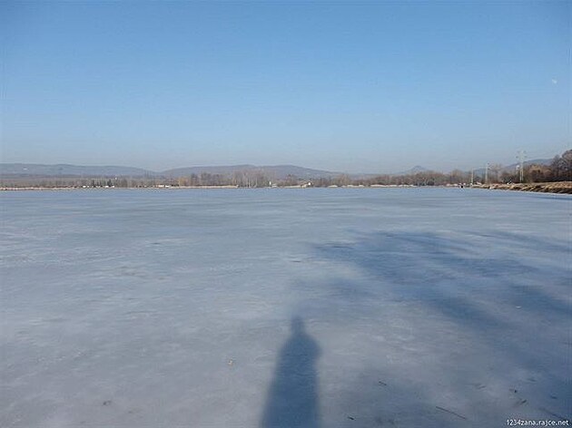 Zamrzlé jezero Chmela