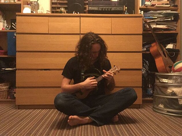Hra na ukulele