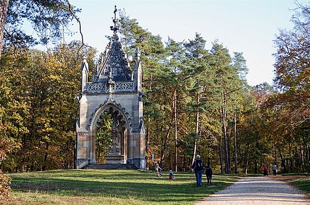 U kaple sv. Huberta. Výlet do Lednicko-valtického areálu, podzim 2019