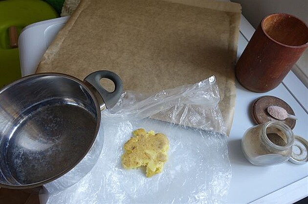 Proces rozplácávání brambor - pak se pokládají na pipravený plech